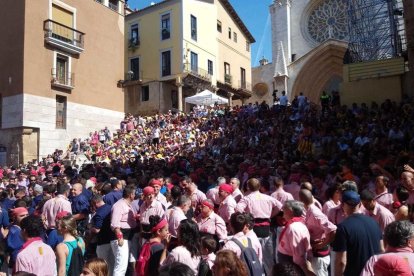 Las collas ya llenan la plaza de las Cols