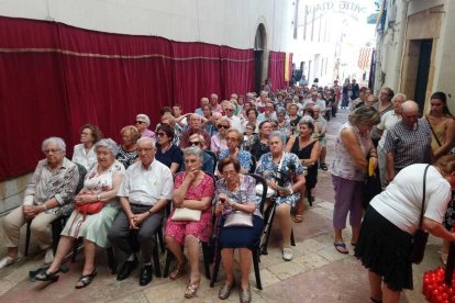 Los tarraconenses llenan la iglesia del Portal del Carro para la ofrenda floral