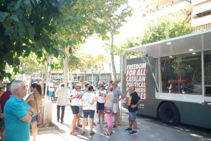 Momentos tensión en Salou con la llegada de un autocar de Òmnium