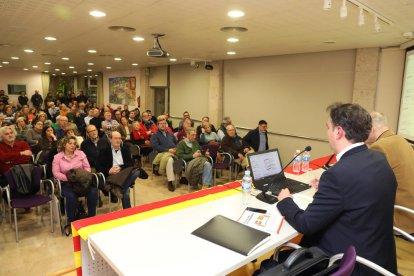 La xerrada de Societat Civil Catalana a Cambrils finalitza sense incidents, però protegida pels Mossos