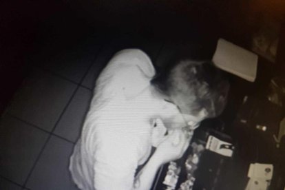 Roban en un bar de Vilafortuny y las cámaras registran a los ladrones