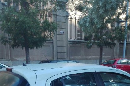 Continua la trencadissa de vidres de cotxes al carrer Manuel de Falla