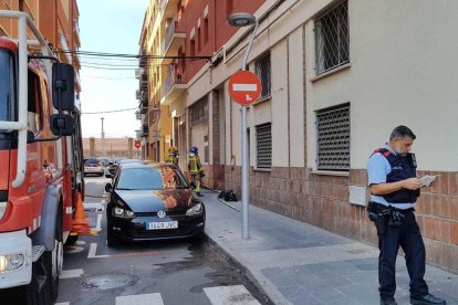 Un incendi d'un quadre elèctric al carrer del Vapor mobilitza tres dotacions dels Bombers