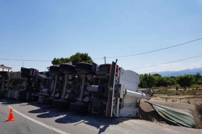 Un camió ple de pinso bolca a la rotonda dels nusos a Tortosa