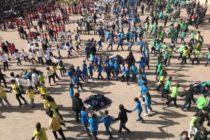 Más de 850 escolares bailan simultáneamente sardanas en Montblanc en unas 40 anillas