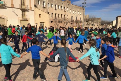 Más de 850 escolares bailan simultáneamente sardanas en Montblanc en unas 40 anillas