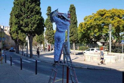 Retiren un rusc d'abelles de la parada de bus del Portal del Roser