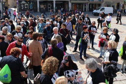 Unes cent persones participen a la caminada solidària de l'ICS i la ONCE