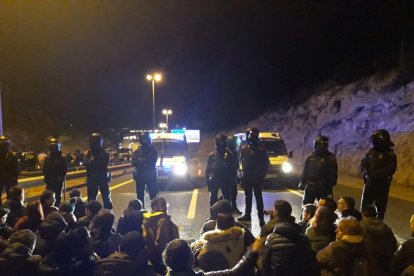 Un grup de manifestants talla la carretera de circumval·lació a Tarragona
