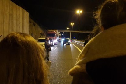 Un grup de manifestants talla la carretera de circumval·lació a Tarragona