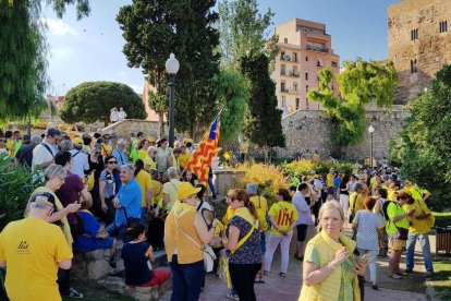 Centenares de personas se manifiestan en la Vía Augusta contra el Rey y Pedro Sánchez