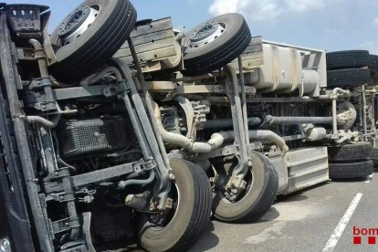 Bolca un camió ple de porcs en un accident a la C-241d a Montblanc