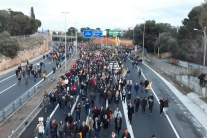 Unos 4.000 manifestantes cortan la autovía en defensa de los «presos políticos»