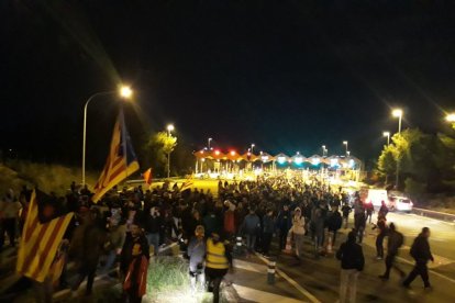 Unos 4.000 manifestantes cortan el A-7 y el A-27 en defensa de los «presos políticos» y el A-27
