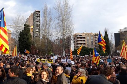 Unas 4.000 personas salen a la calle en Tarragona para dar apoyo a los «presos políticos»