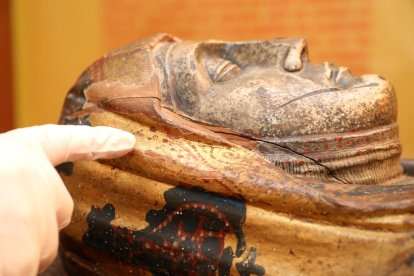 La restauración saca a la luz que la virgen se hizo en tres piezas