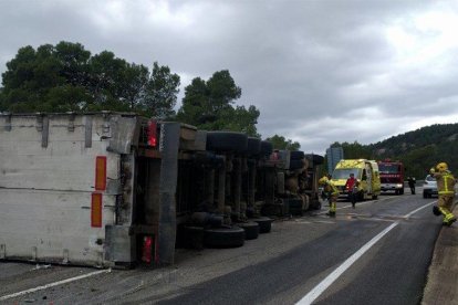 Un camió bolca a la N-420 a Falset