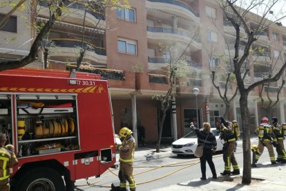 Quema completamente una tienda de ropa en Tortosa