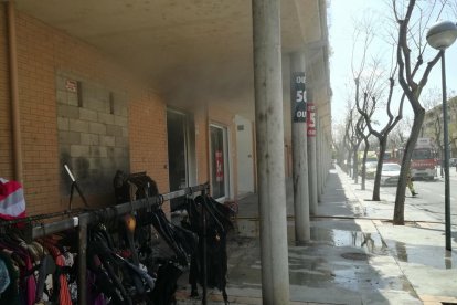 Quema completamente una tienda de ropa en Tortosa