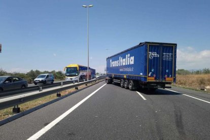 Tallada l'A-7 per un accident amb un camió, una segadora i dos turismes implicats