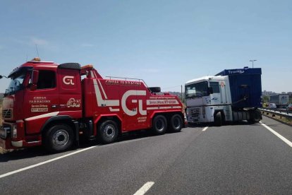 Tallada l'A-7 per un accident amb un camió, una segadora i dos turismes implicats