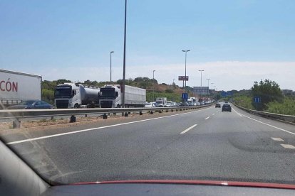 Tallada l'A-7 per un accident amb un camió, una segadora i dos turismes implicats