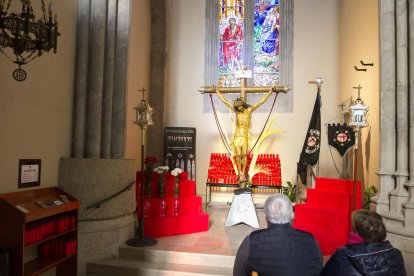 La devoción toma forma de claveles y velas a los pies del Crist de la Santa Creu