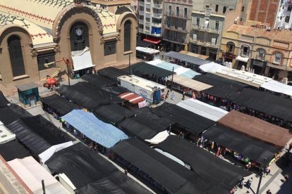 El mercadet ya vuelve a estar instalado en la plaza Corsini
