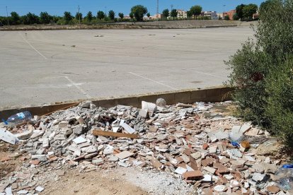 El descampado entre Bonavista y Campclar acumula desperdicios y escombros