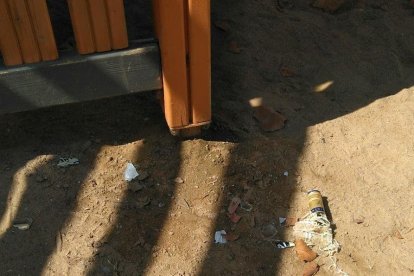 Destrossen ampolles de vidre dins del vaixell pirata infantil del Parc Francolí