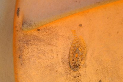 Destrossen ampolles de vidre dins del vaixell pirata infantil del Parc Francolí