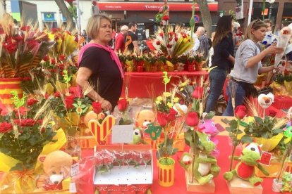 Los tarraconenses llenan la Rambla Nova en un Sant Jordi soleado