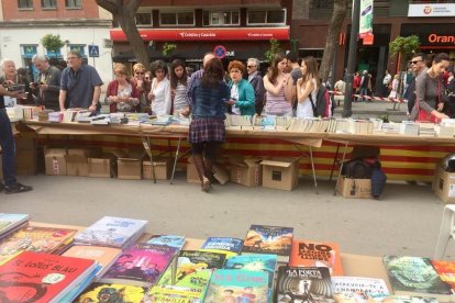 Los tarraconenses llenan la Rambla Nova en un Sant Jordi soleado