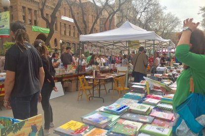 Los tarraconenses llenan la Rambla Nova en un Sant Jordi soleado