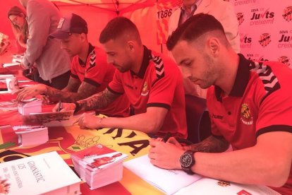 Els jugadors del Nàstic firmen autògrafs per Sant Jordi