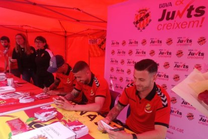 Els jugadors del Nàstic firmen autògrafs per Sant Jordi
