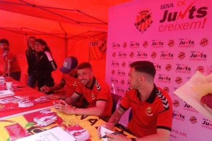 Els jugadors del Nàstic firmen autògrafs per Sant Jordi