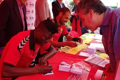 Els jugadors del Nàstic firmen autògrafs per Sant Jordi