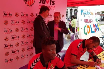Els jugadors del Nàstic firmen autògrafs per Sant Jordi