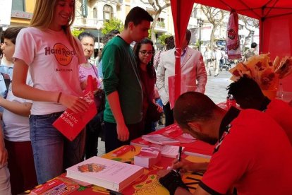 Els jugadors del Nàstic firmen autògrafs per Sant Jordi