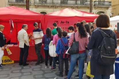 Els jugadors del Nàstic firmen autògrafs per Sant Jordi