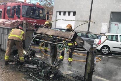 Un incendi en un contenidor afecta a tres vehicles a Reus
