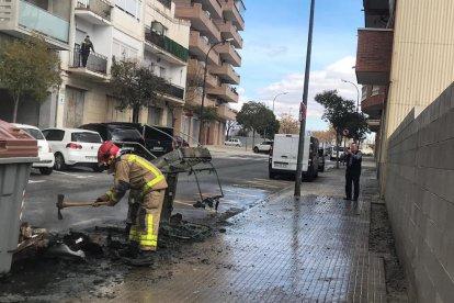 Un incendi en un contenidor afecta a tres vehicles a Reus