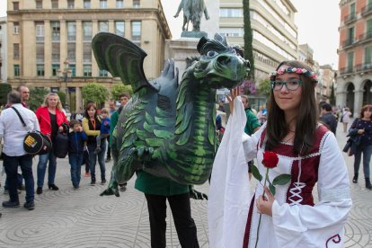 Els llibres de l'1 d'octubre i el color groc marquen la diada al Mercadal