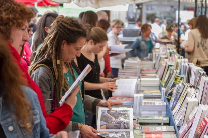 Els llibres de l'1 d'octubre i el color groc marquen la diada al Mercadal