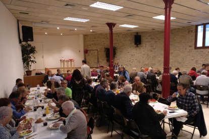 Los vecinos de Conesa se reúnen en una comida popular y en la subasta de cocas