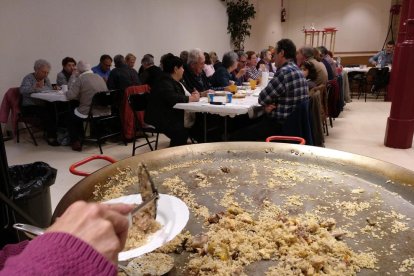 Los vecinos de Conesa se reúnen en una comida popular y en la subasta de cocas