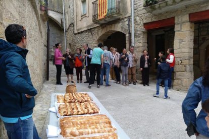 Los vecinos de Conesa se reúnen en una comida popular y en la subasta de cocas