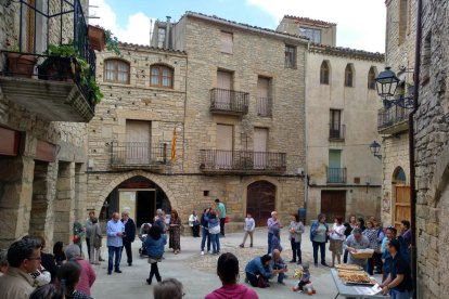 Los vecinos de Conesa se reúnen en una comida popular y en la subasta de cocas