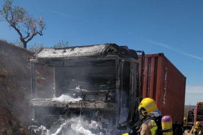 Un camió carregat d'àcid s'incendia a l'N-420 a Caseres